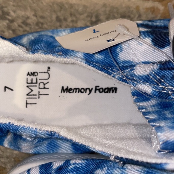 2/$20NEW CUTE SHOES $15 each - Picture 3 of 6